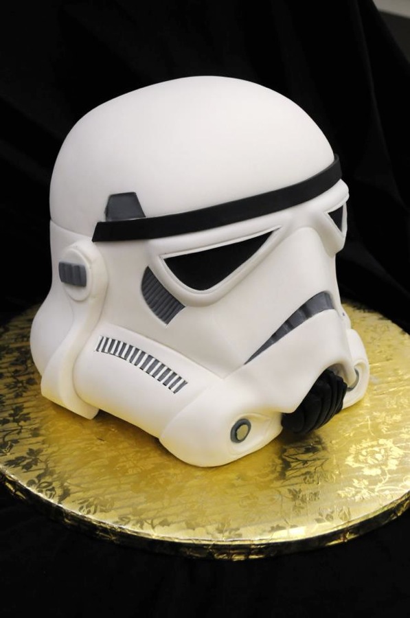 stormtrooper-helmet-cake