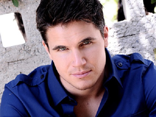 Robbie Amell.