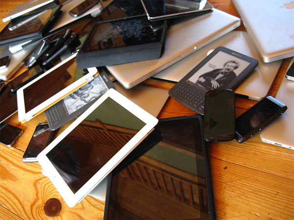 By Jeremy Keith (Flickr: Device pile) [CC BY 2.0 (http://creativecommons.org/licenses/by/2.0)], via Wikimedia Commons